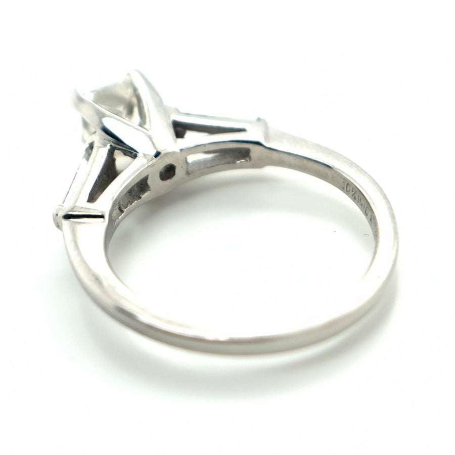 Platinum Diamond Solitaire with Baguette-cut Diamond shoulders