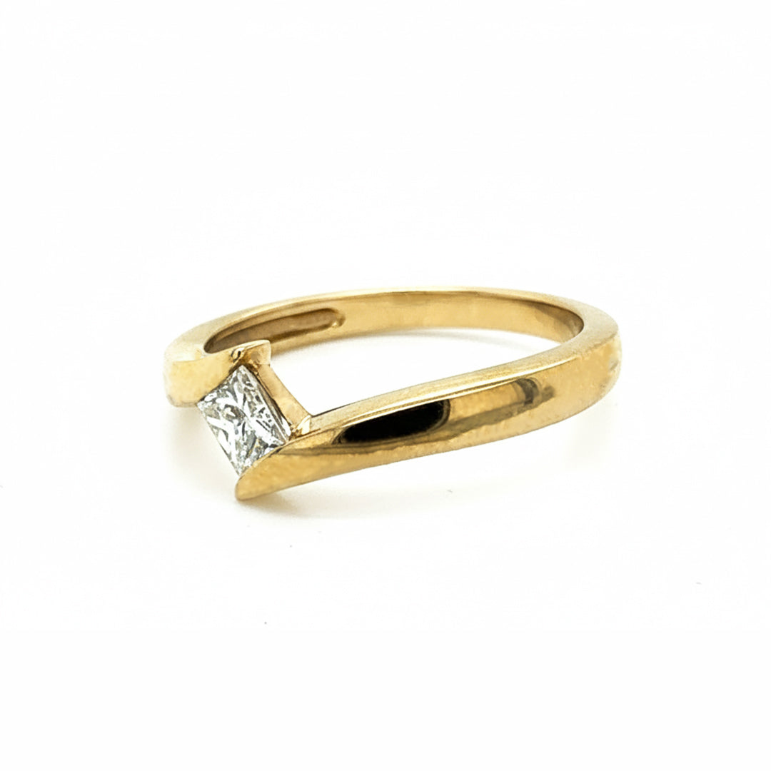 9ct Yellow Gold Princess Cut Diamond Solitaire Twist Ring