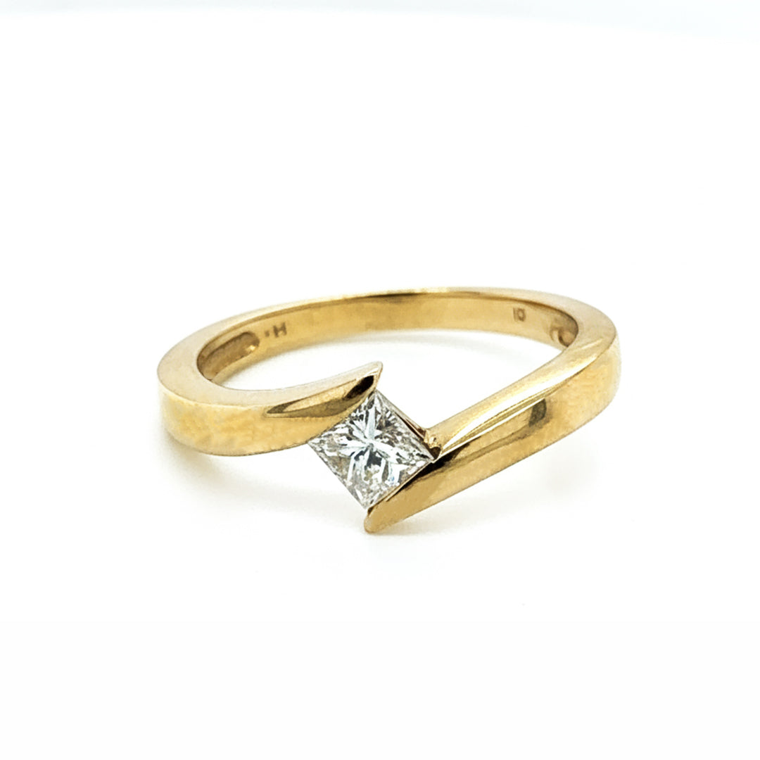 9ct Yellow Gold Princess Cut Diamond Solitaire Twist Ring
