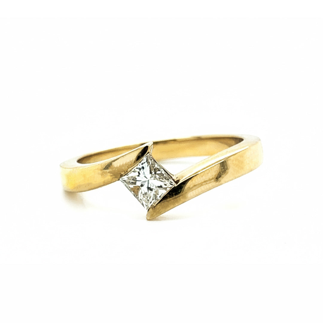 9ct Yellow Gold Princess Cut Diamond Solitaire Twist Ring