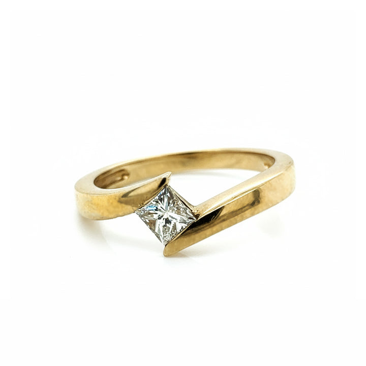 9ct Yellow Gold Princess Cut Diamond Solitaire Twist Ring