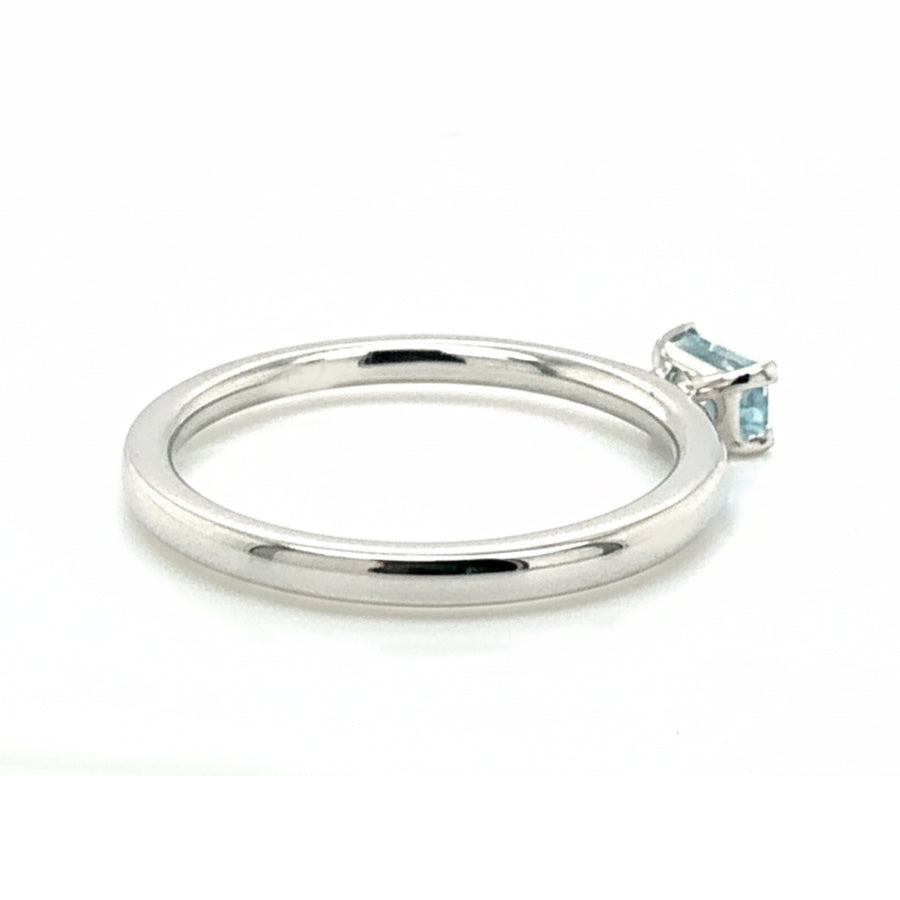 18ct White Gold Aquamarine Ring