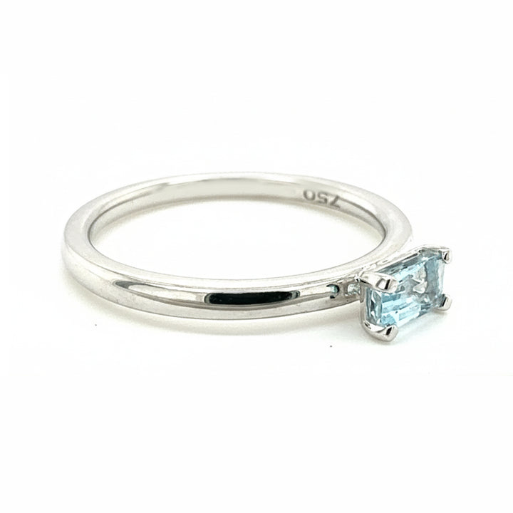 18ct White Gold Aquamarine Ring