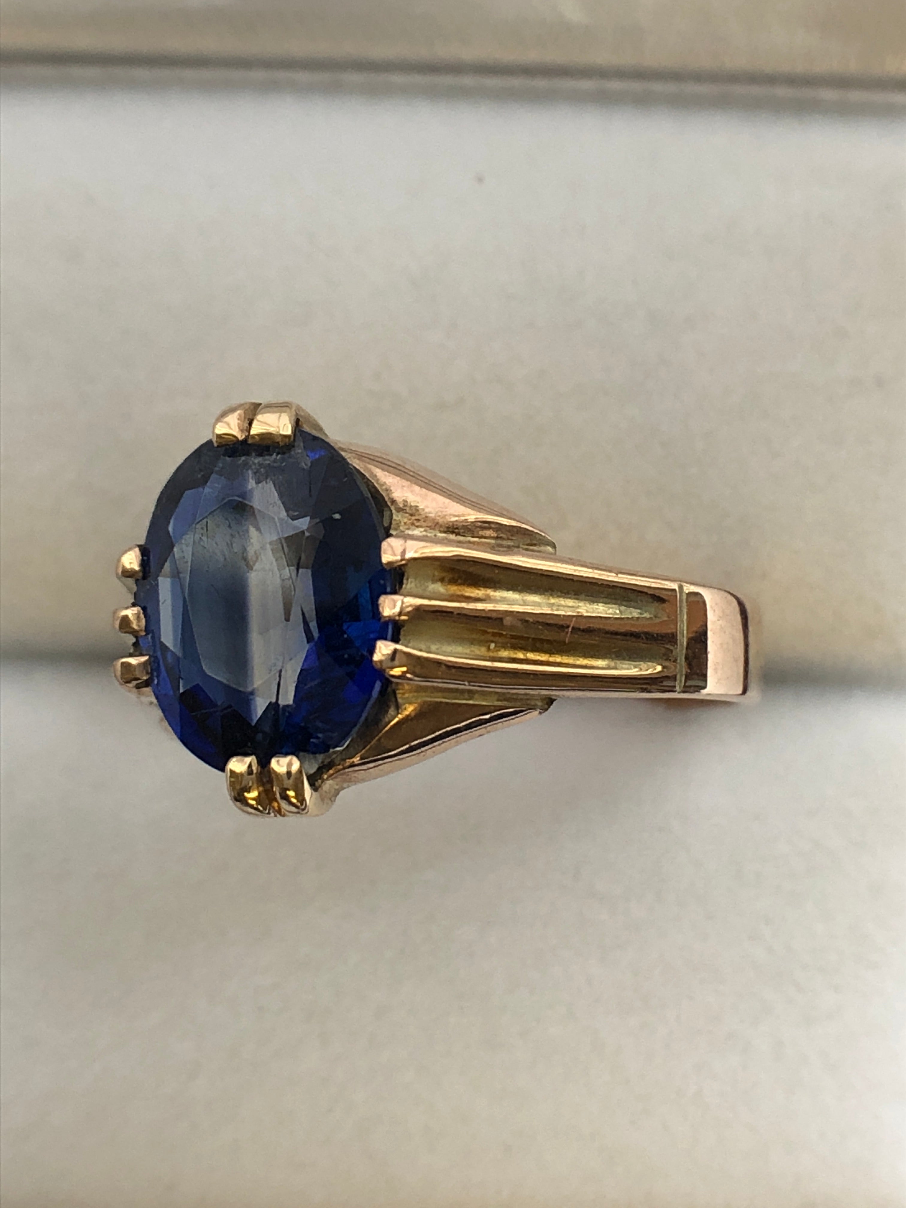 A 9ct gold kyanite ring