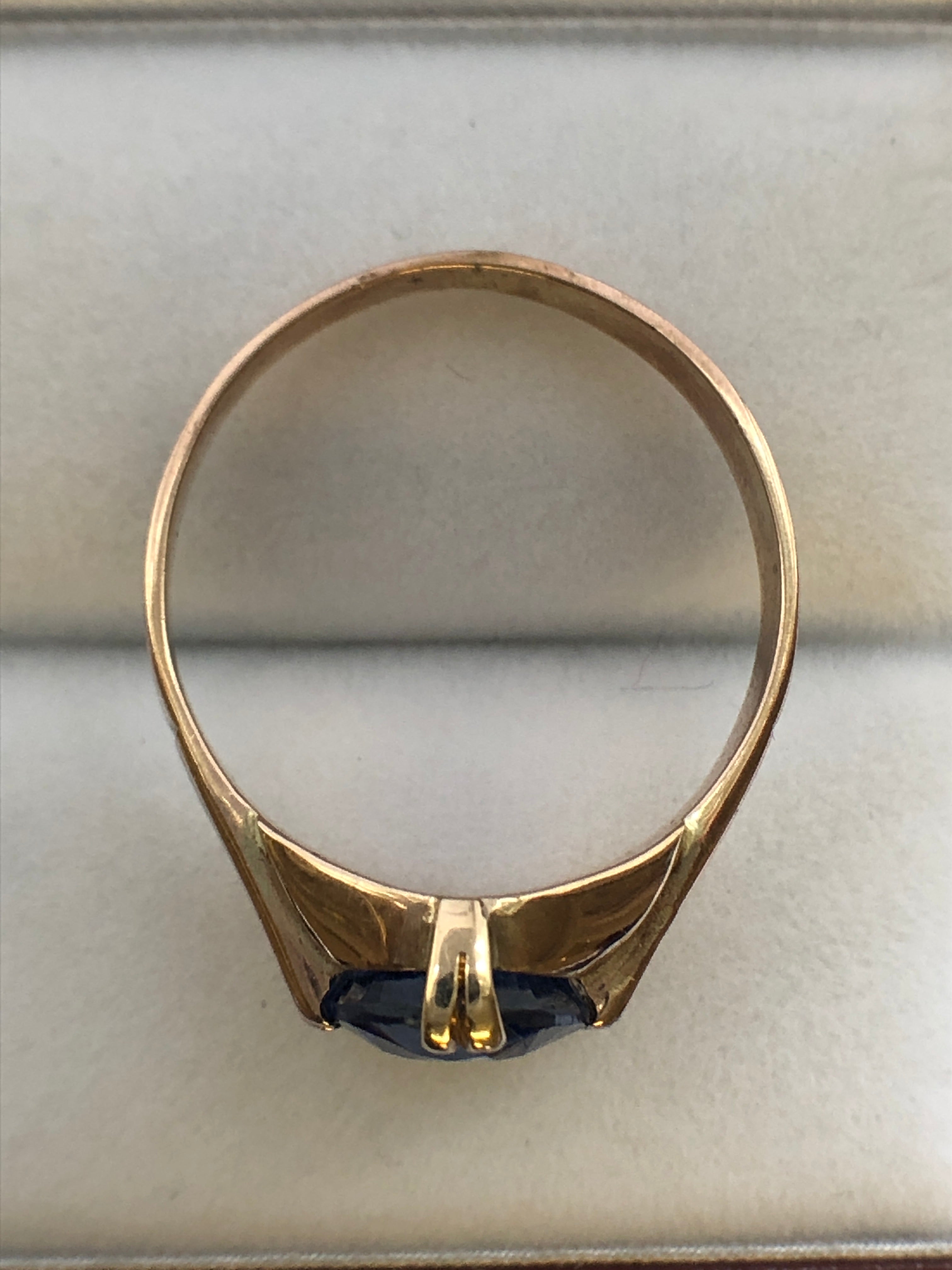 A 9ct gold kyanite ring