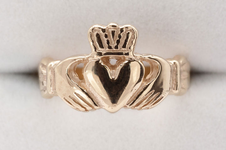 A 9ct yellow gold claddagh ring