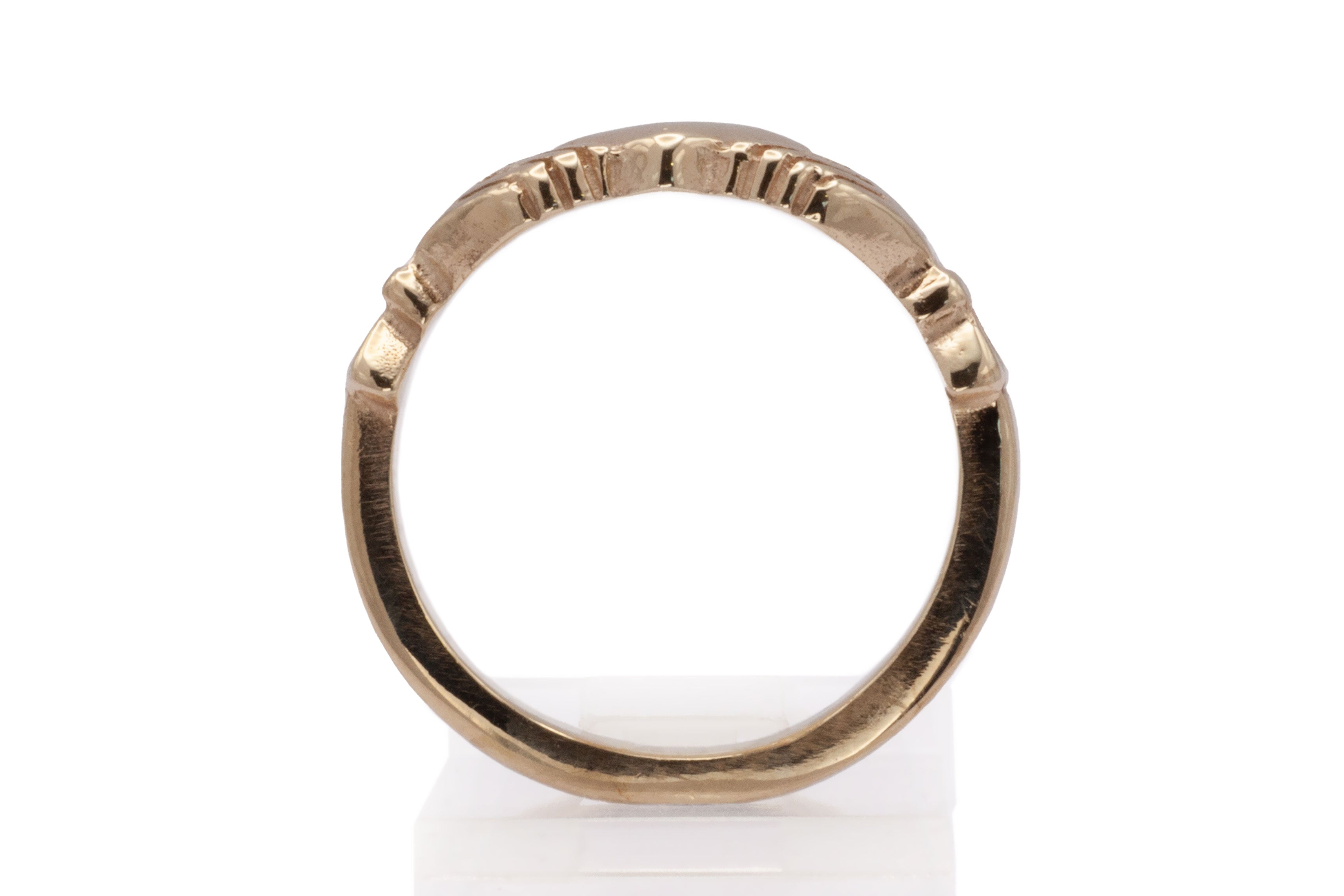 A 9ct yellow gold claddagh ring