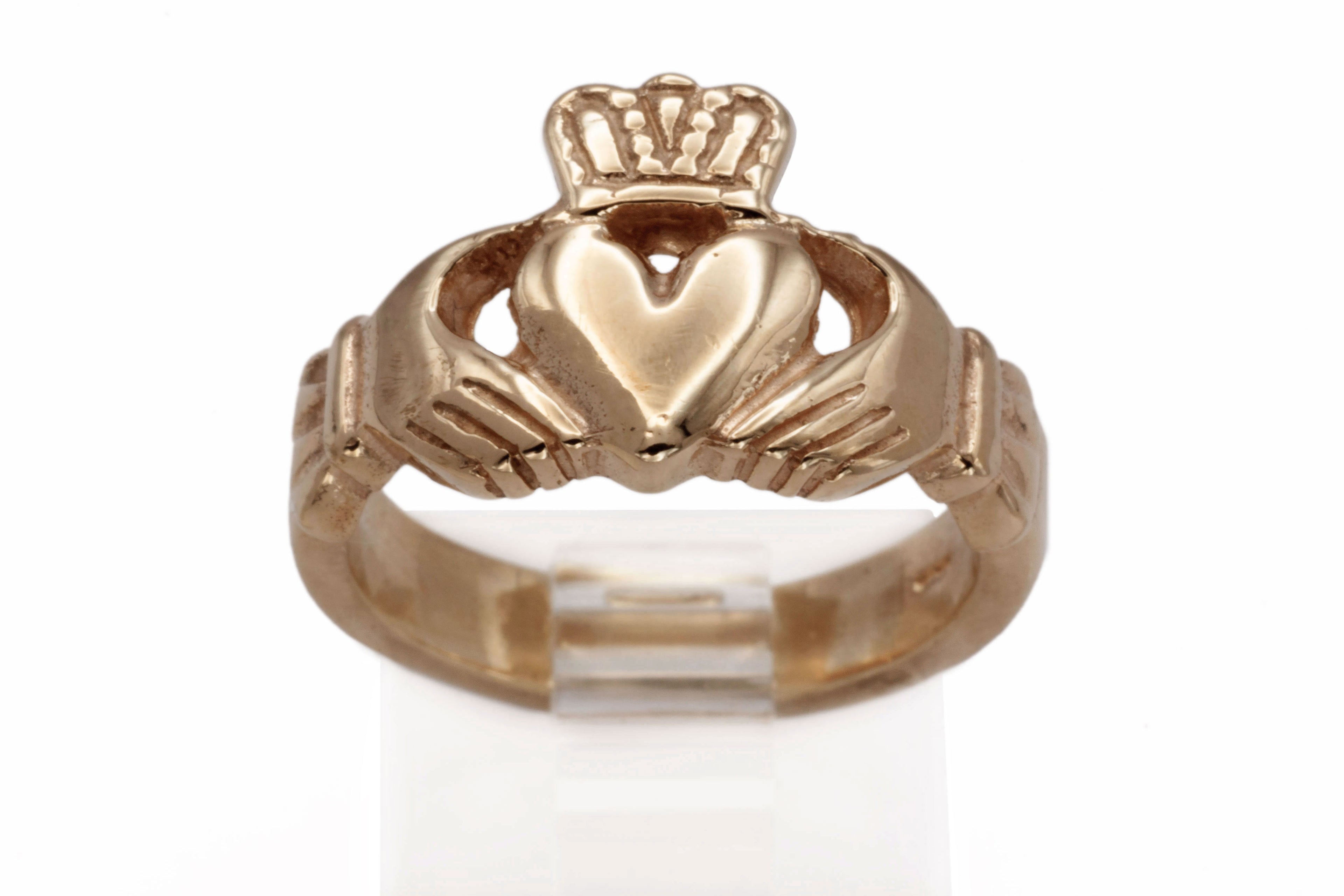 A 9ct yellow gold claddagh ring