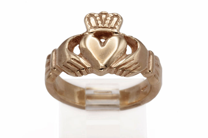 A 9ct yellow gold claddagh ring