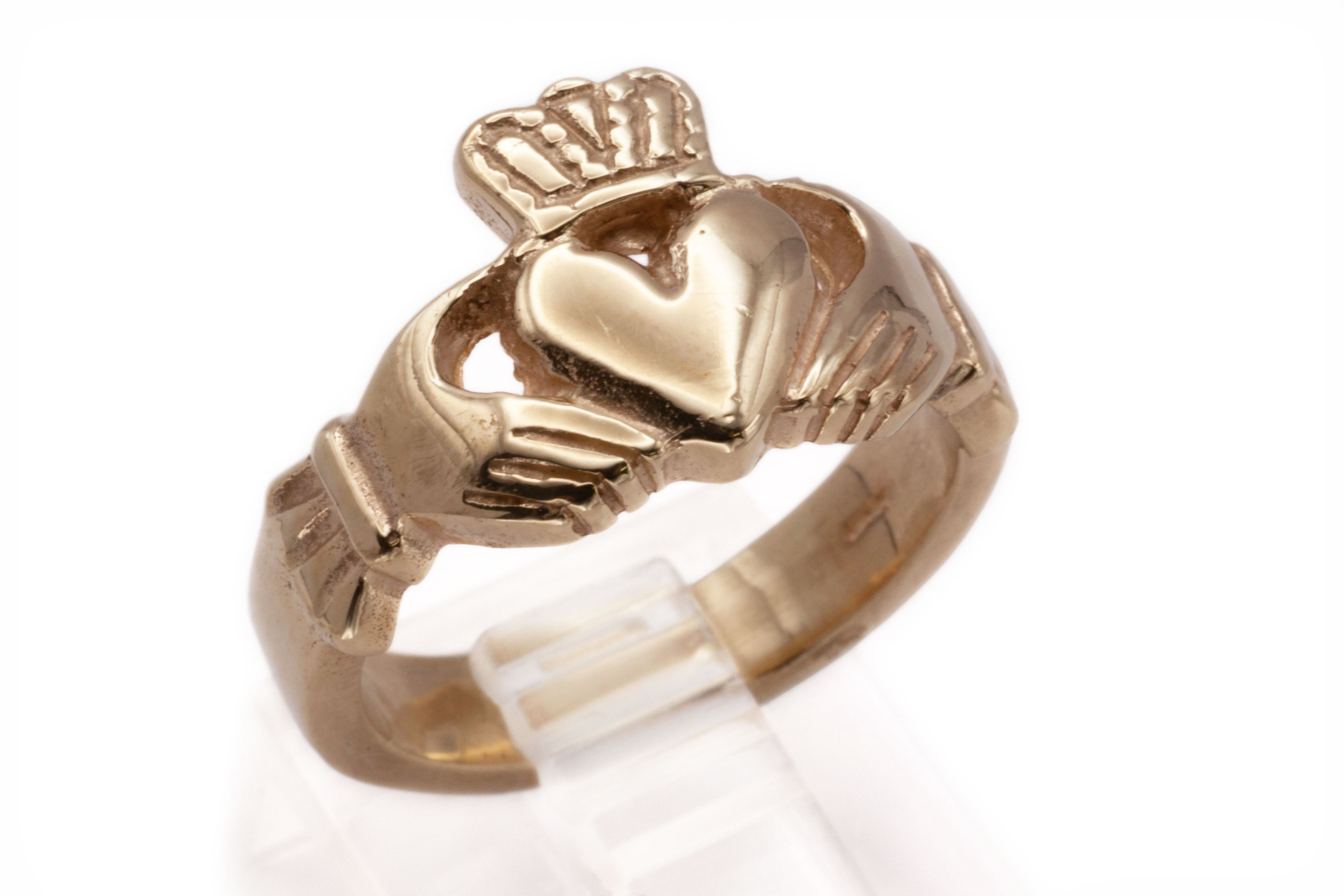 A 9ct yellow gold claddagh ring