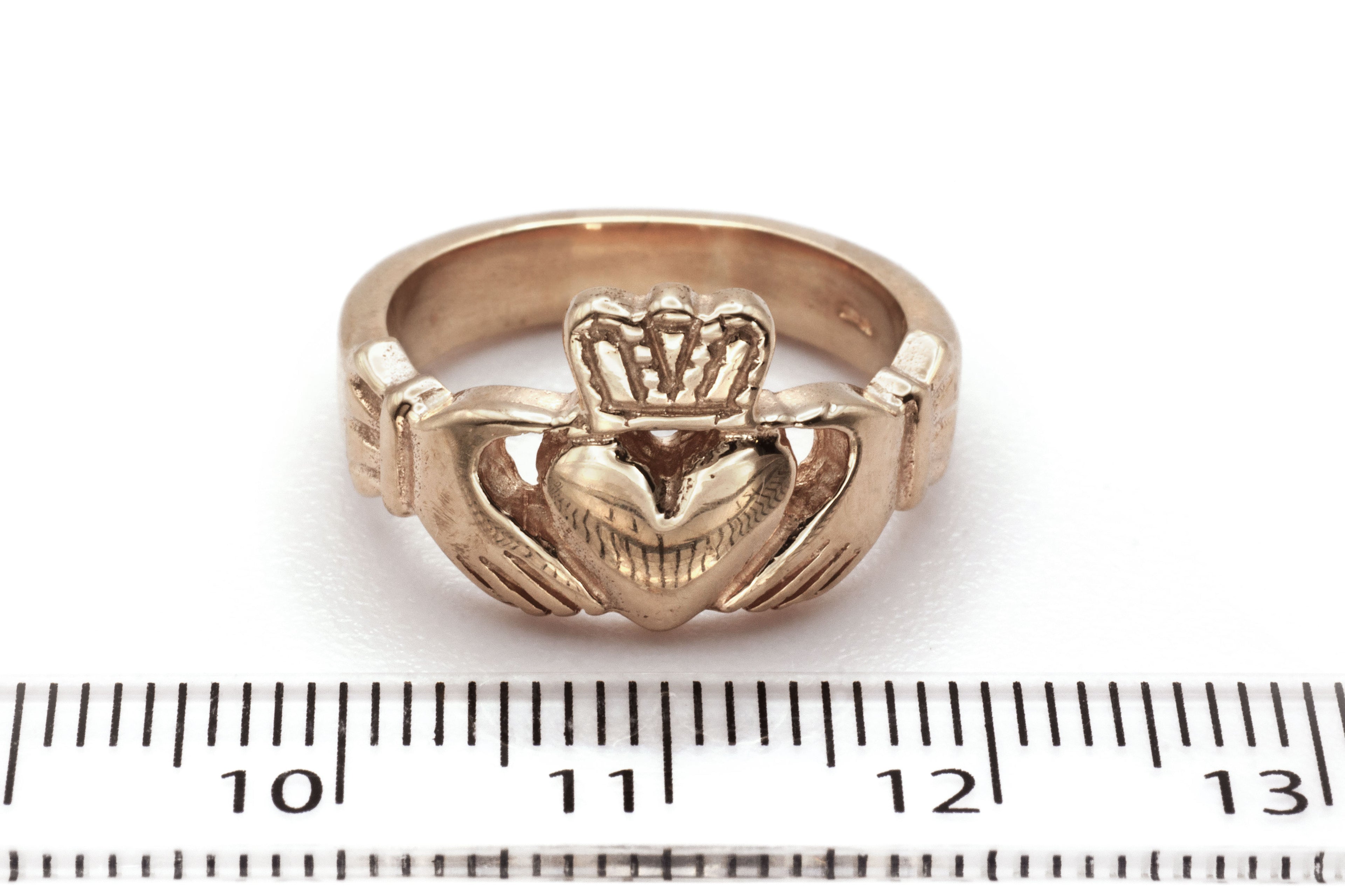 A 9ct yellow gold claddagh ring