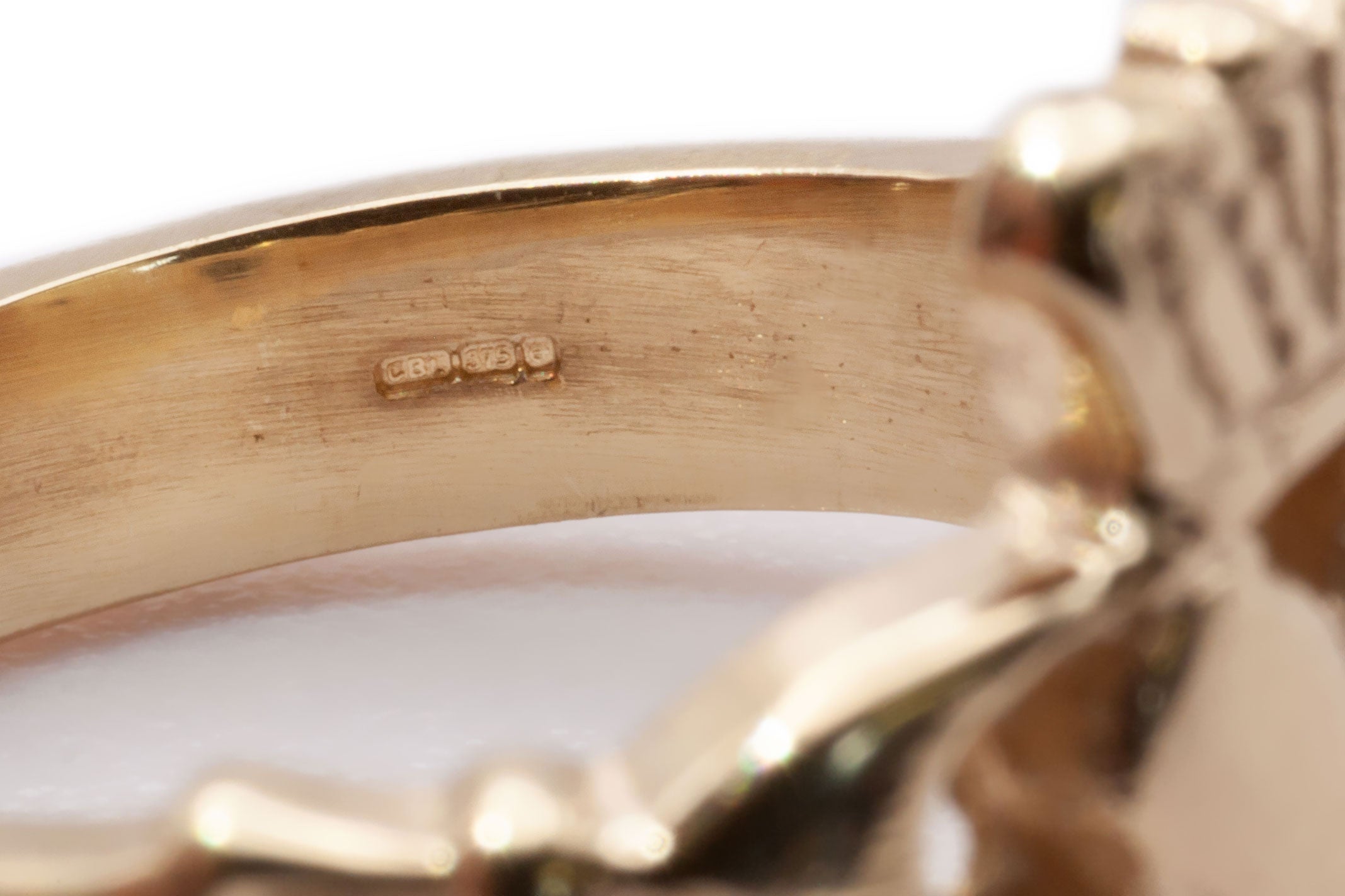A 9ct yellow gold claddagh ring