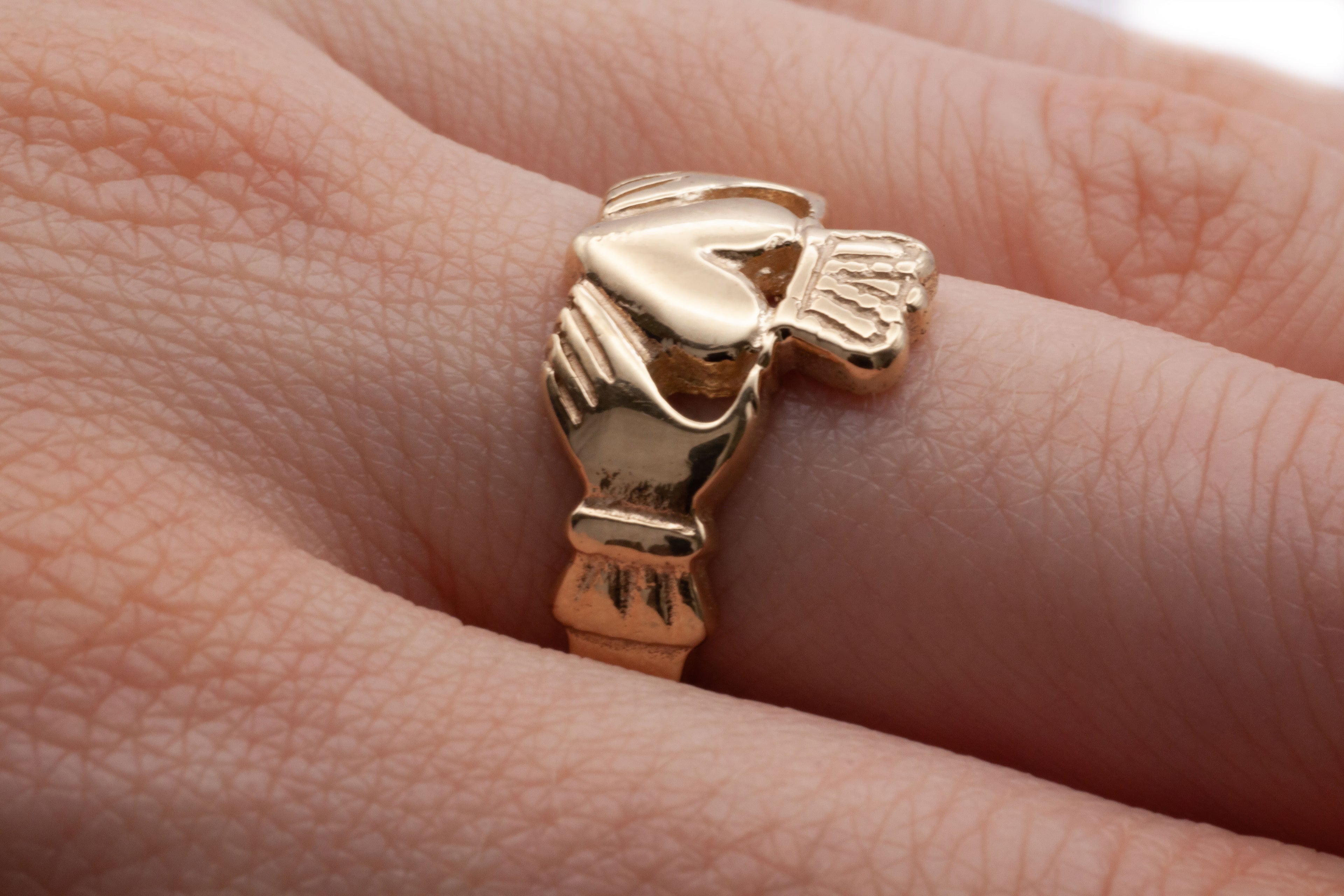 A 9ct yellow gold claddagh ring