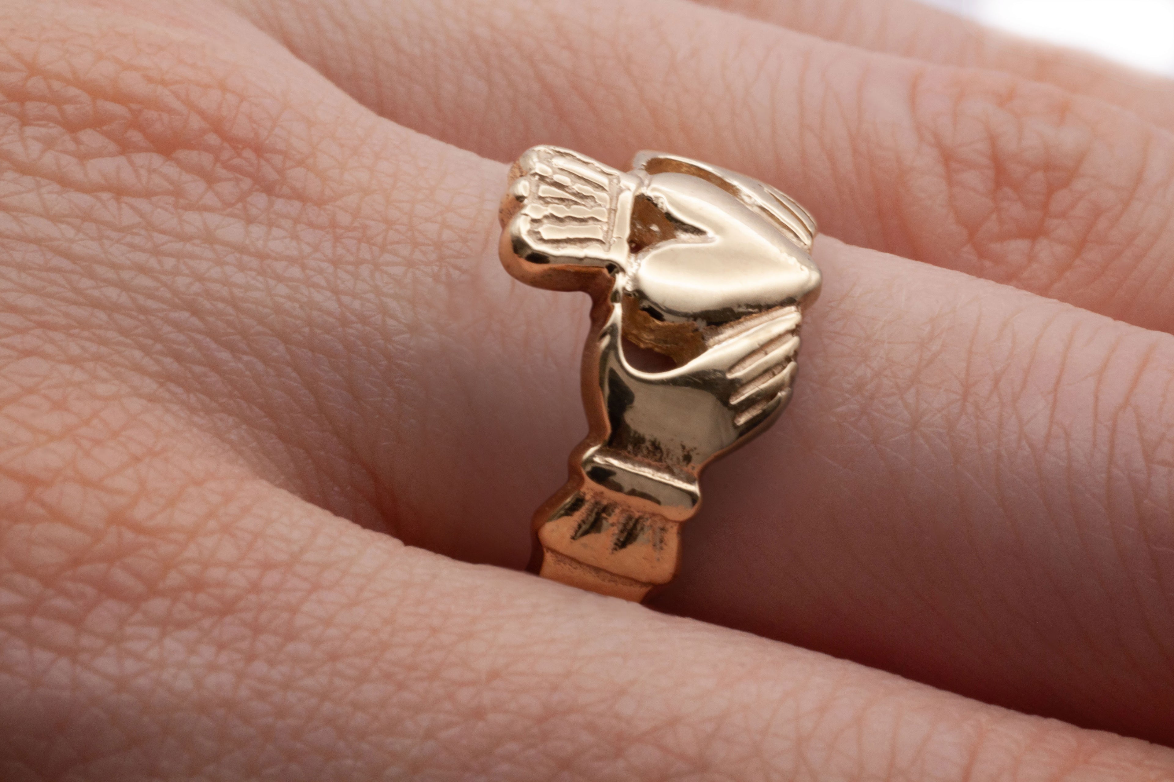 A 9ct yellow gold claddagh ring