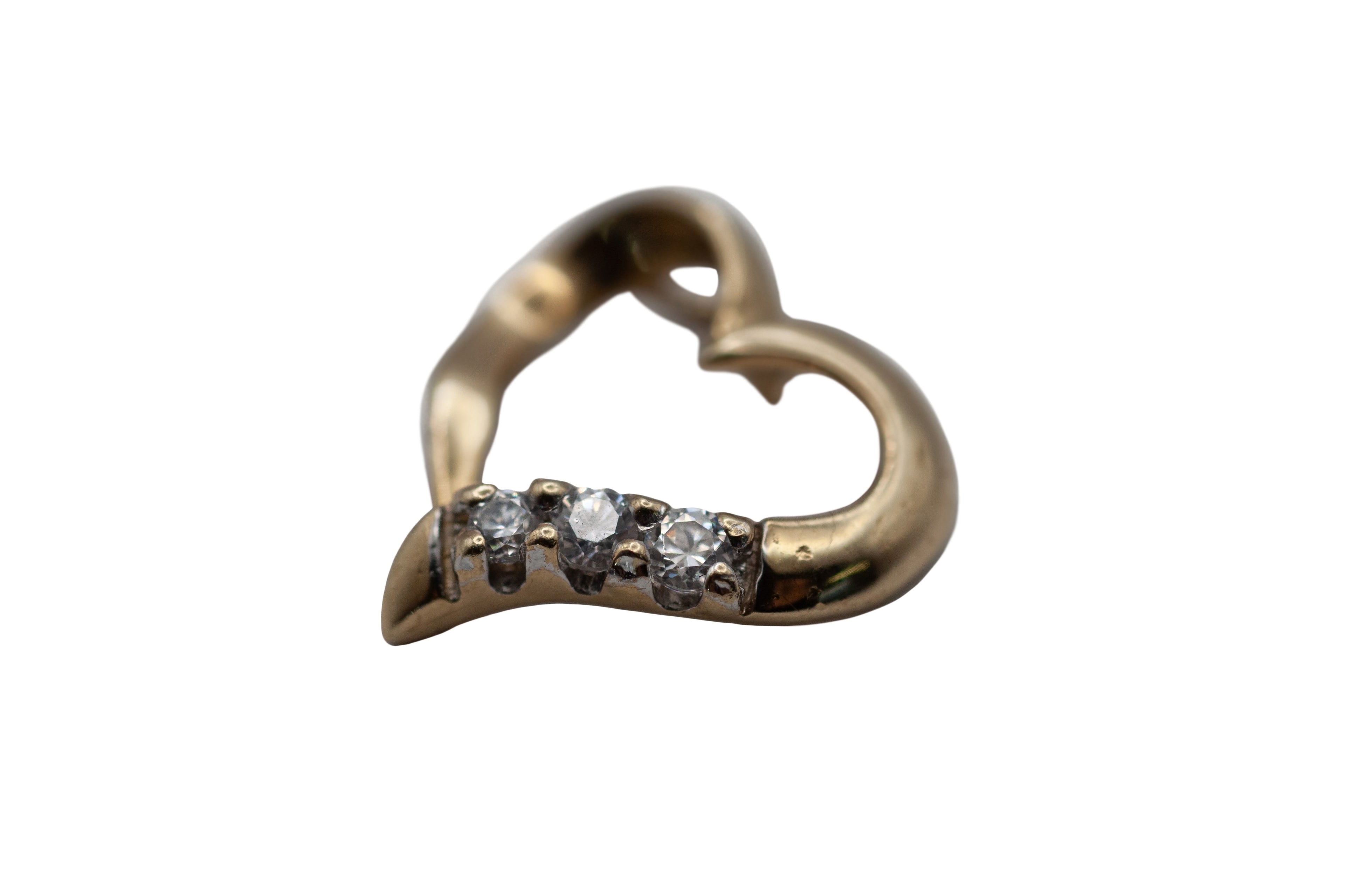 A 9ct gold cubic zirconia heart pendant on a 9ct gold chain