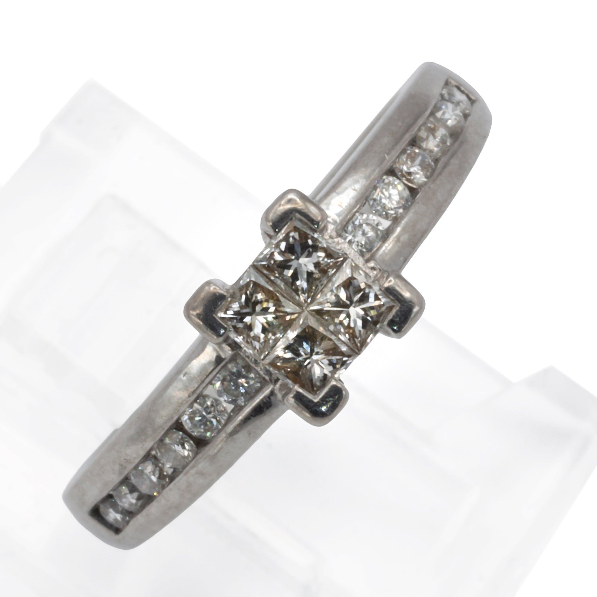 An 18ct white gold diamond ring