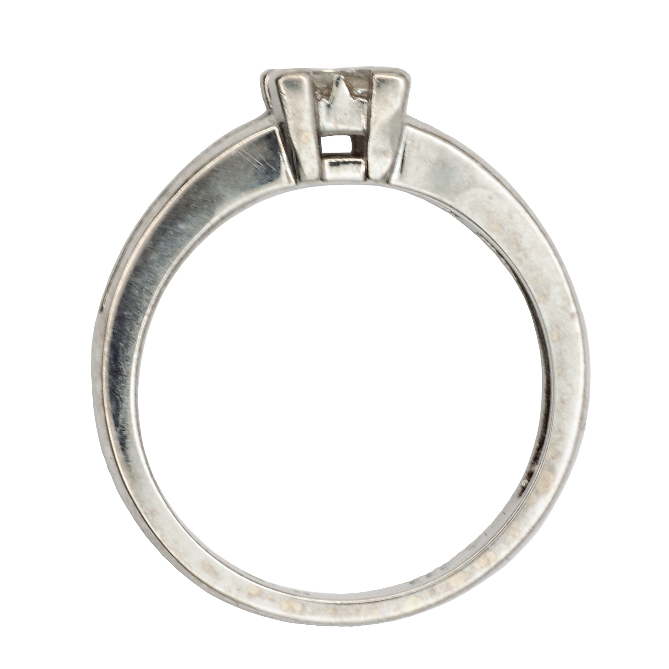 An 18ct white gold diamond ring