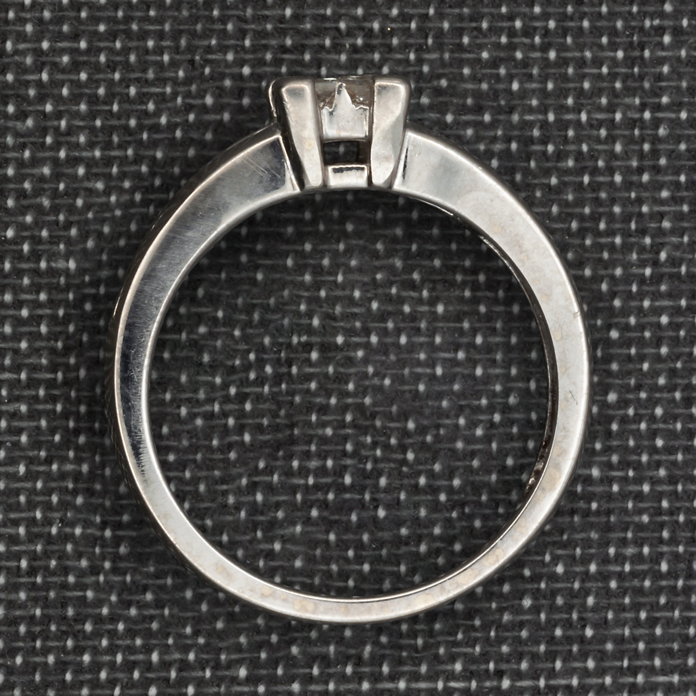 An 18ct white gold diamond ring