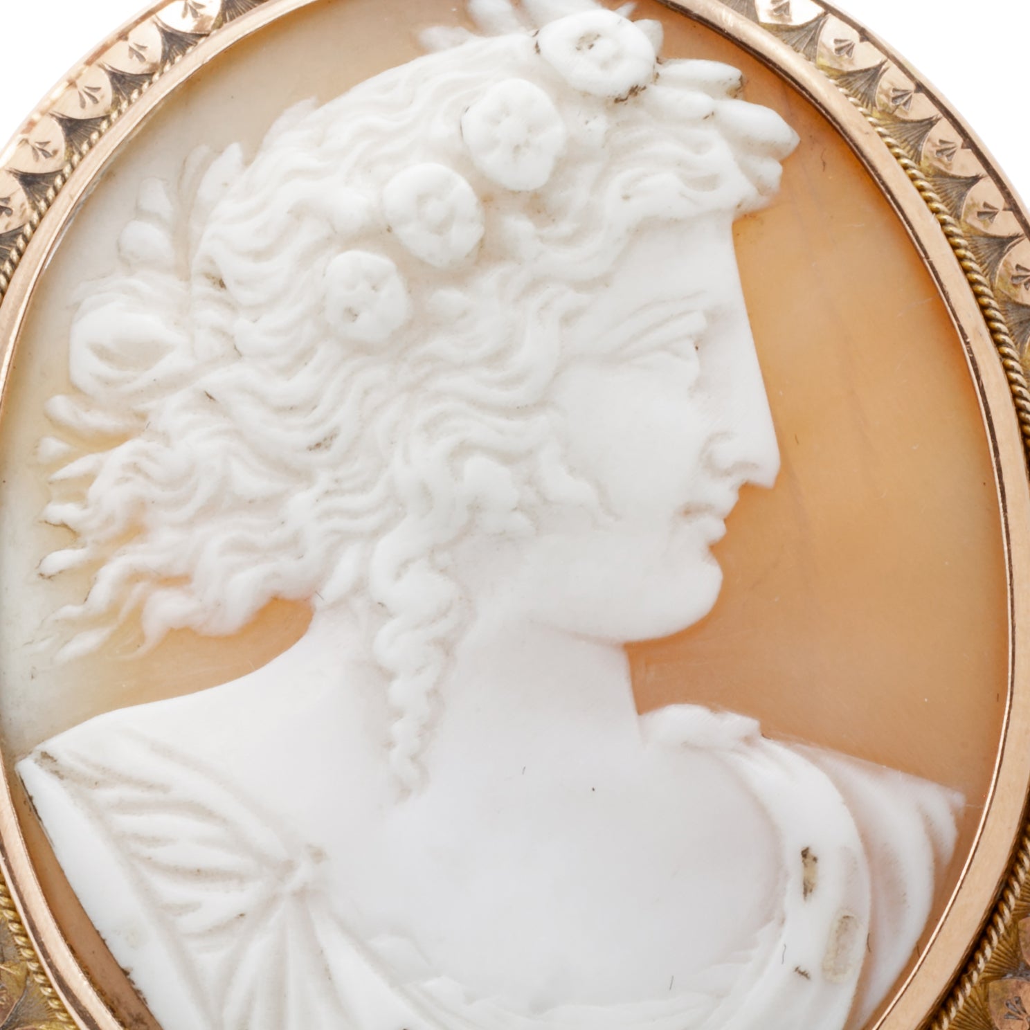 A 9ct gold cameo brooch
