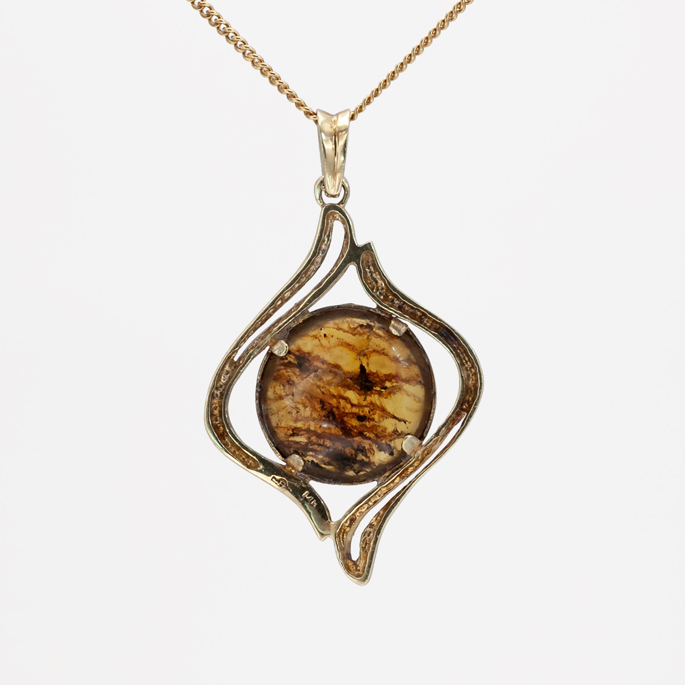A vintage 14ct gold amber pendant.