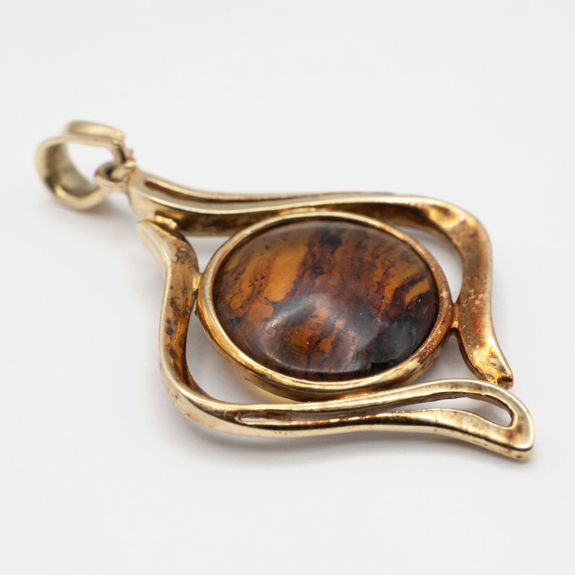 A vintage 14ct gold amber pendant.