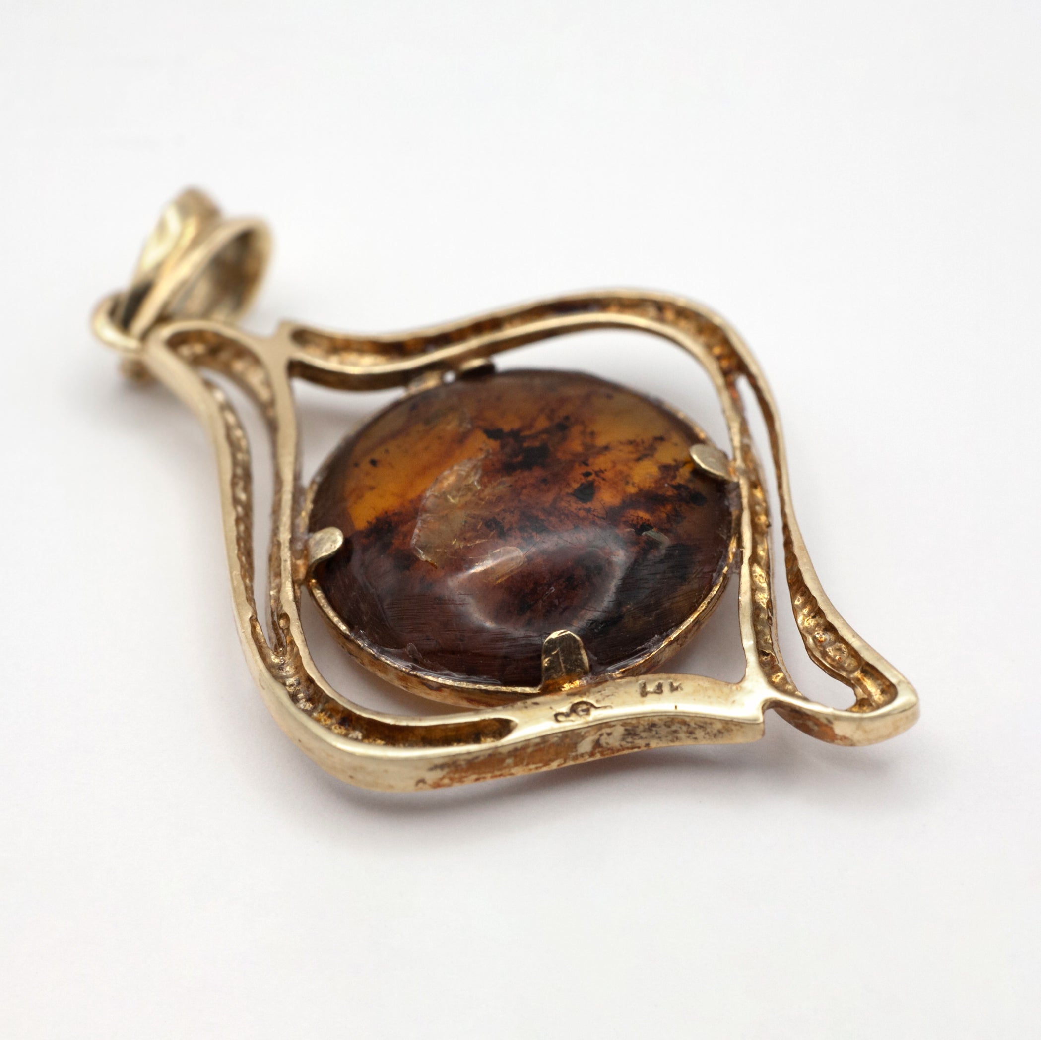 A vintage 14ct gold amber pendant.