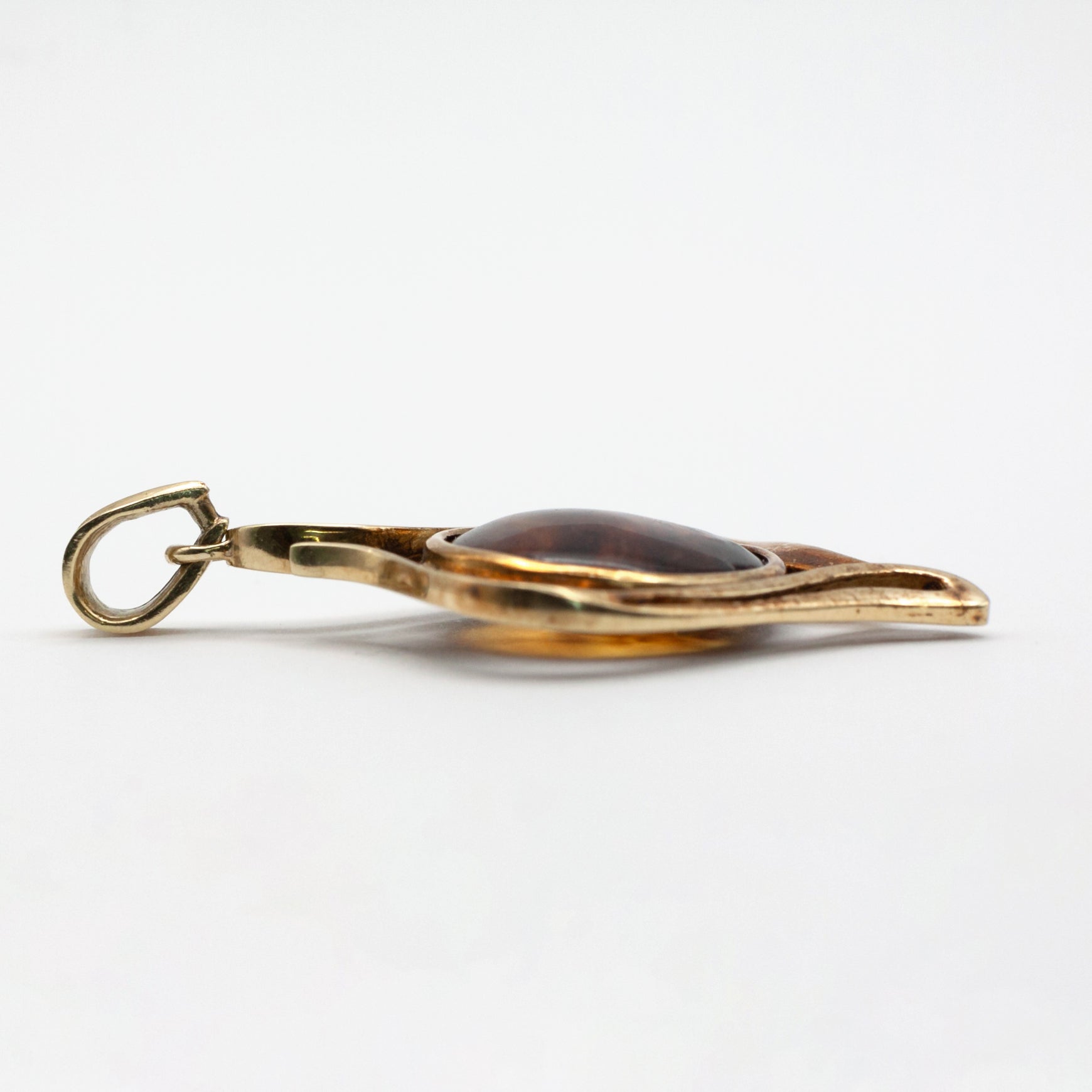 A vintage 14ct gold amber pendant.