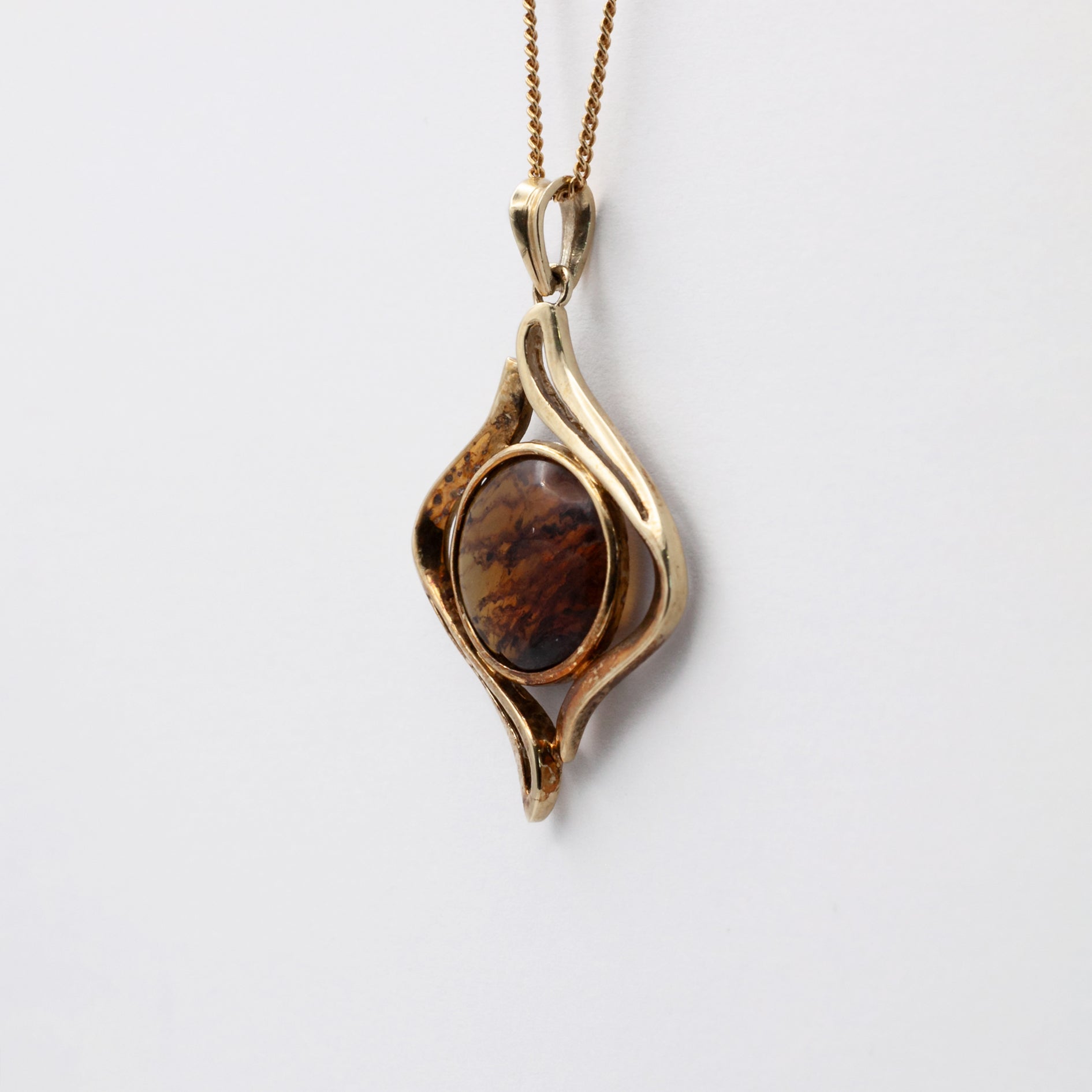 A vintage 14ct gold amber pendant.