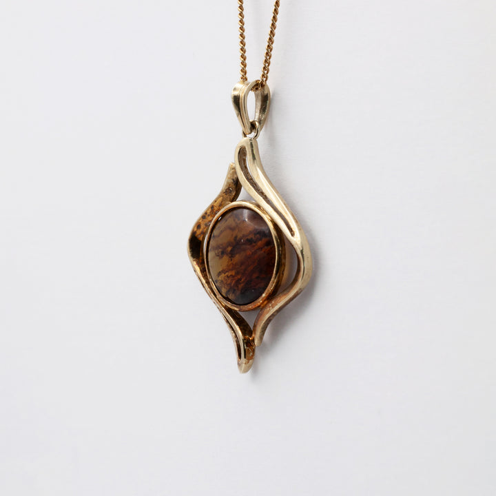 A vintage 14ct gold amber pendant.