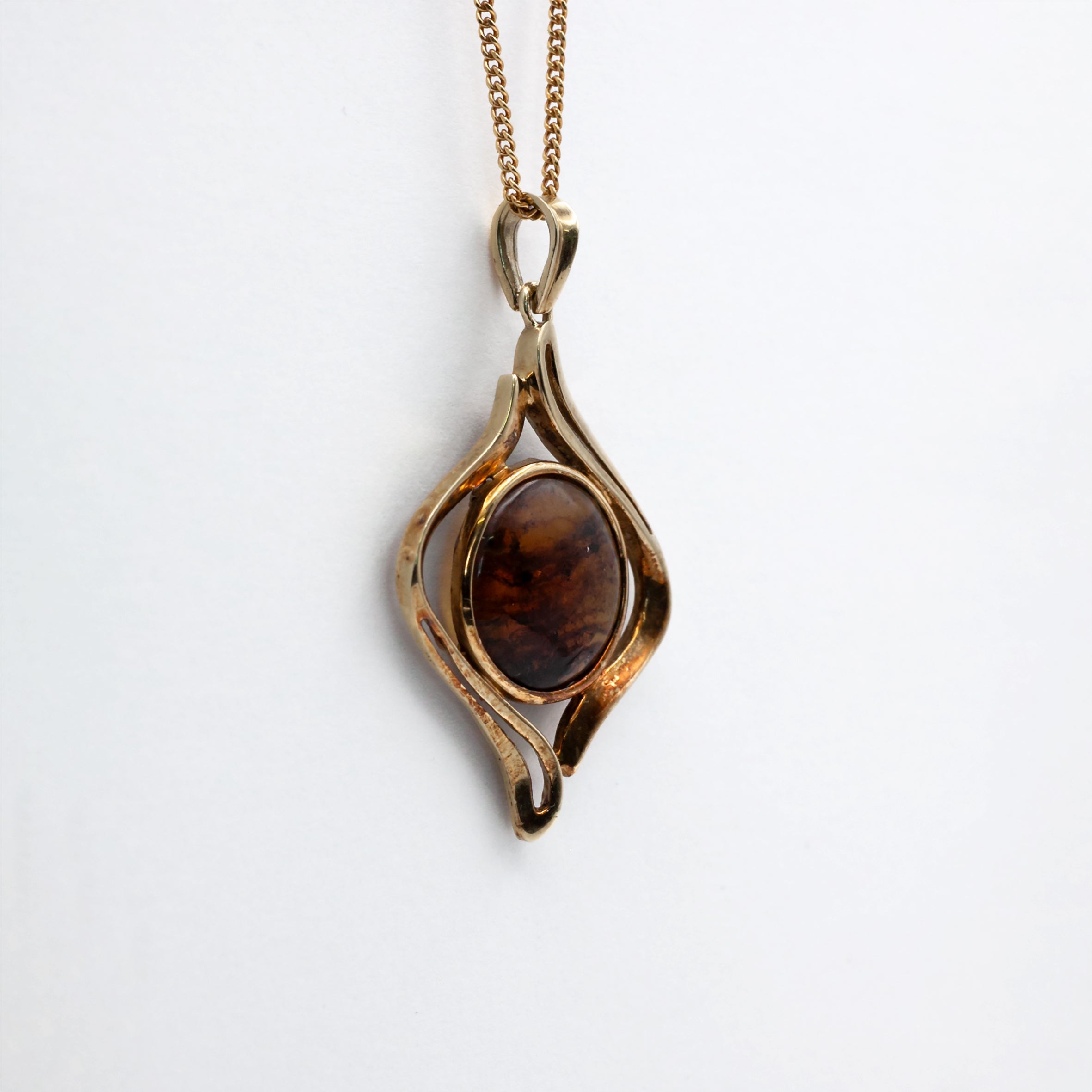A vintage 14ct gold amber pendant.