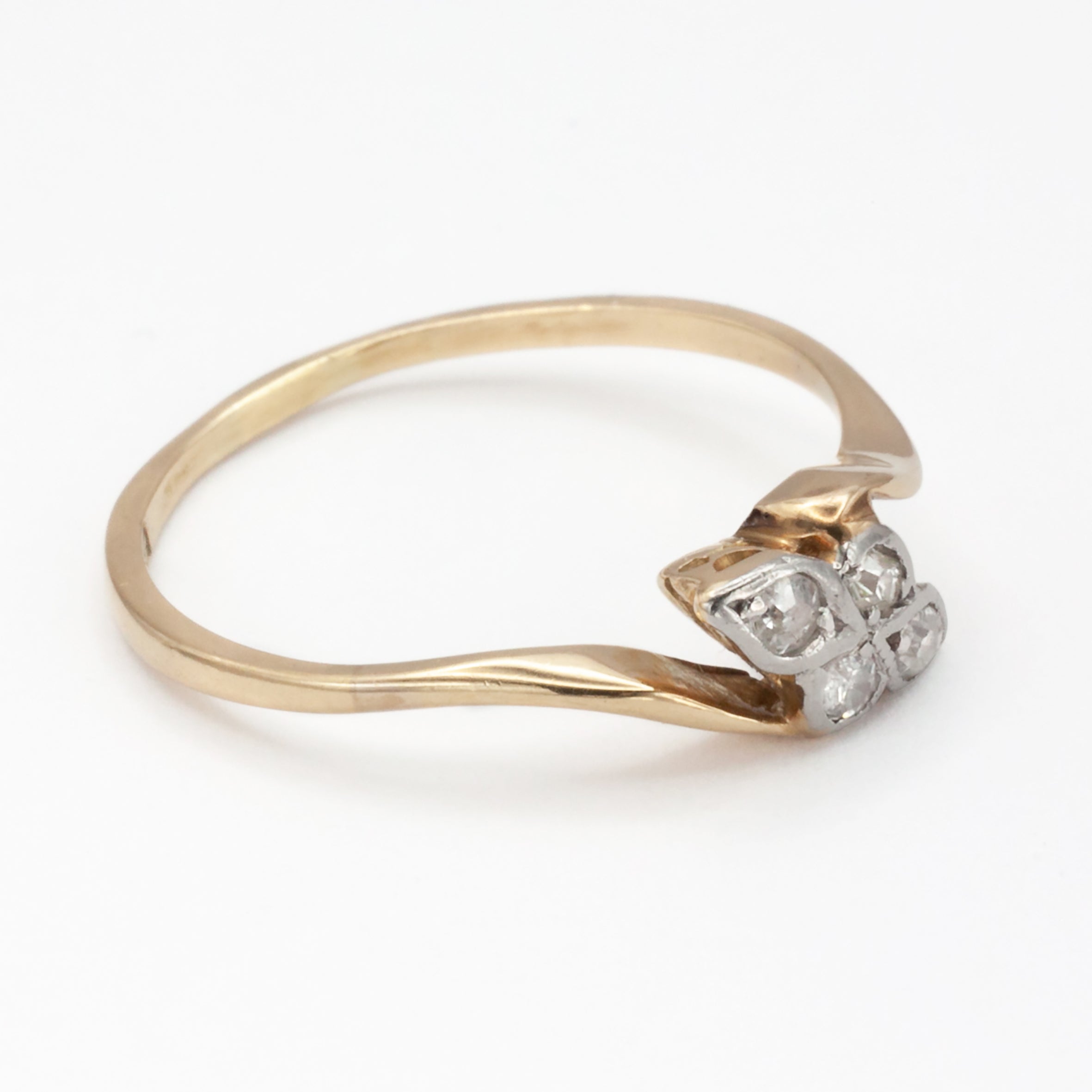 An 18ct gold diamond ring.