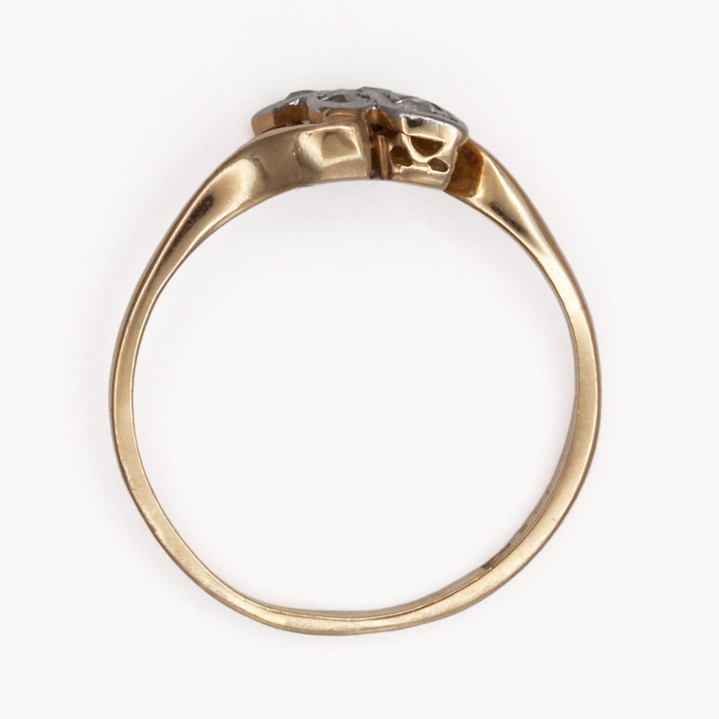 An 18ct gold diamond ring.