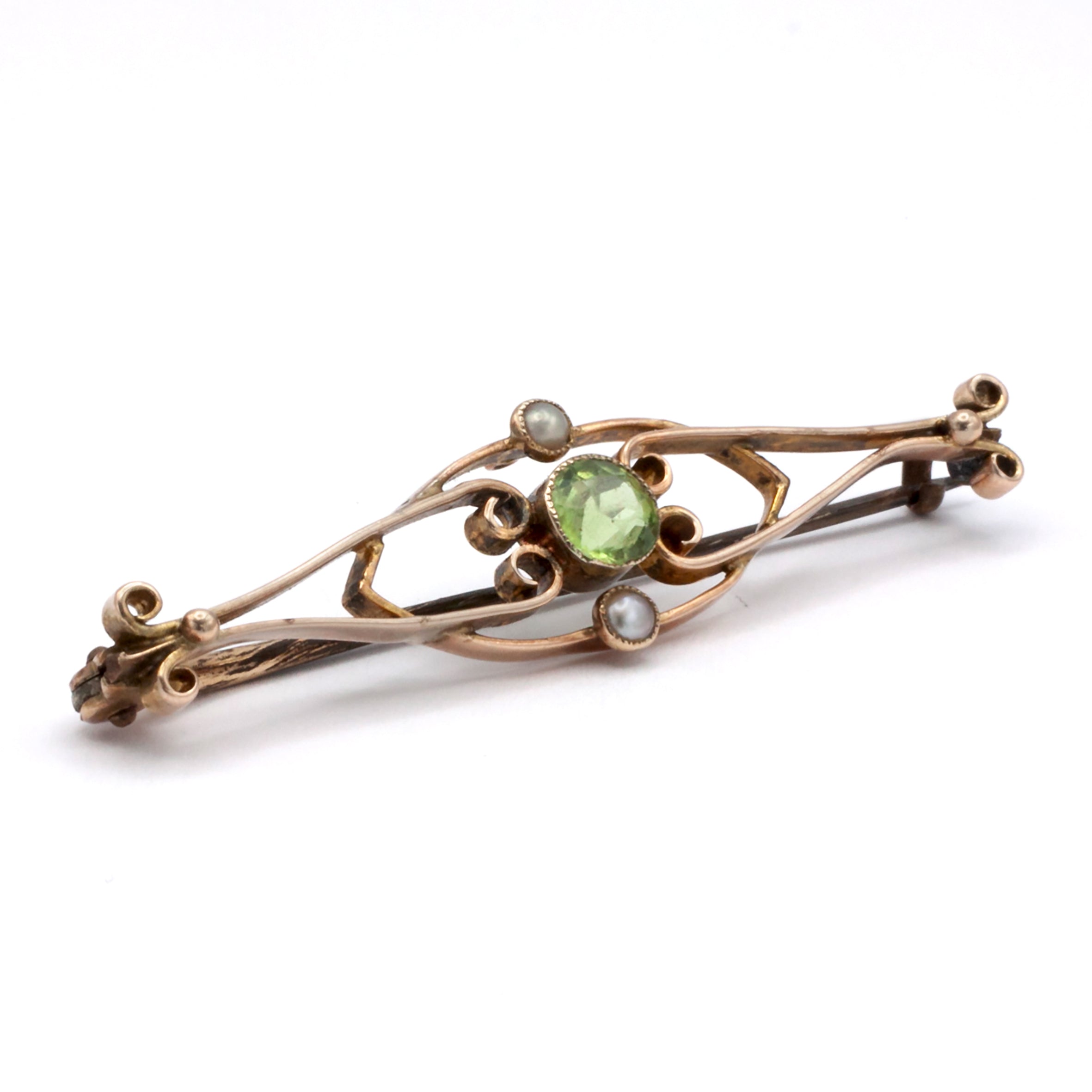 A 9ct gold peridot and seed pearl brooch