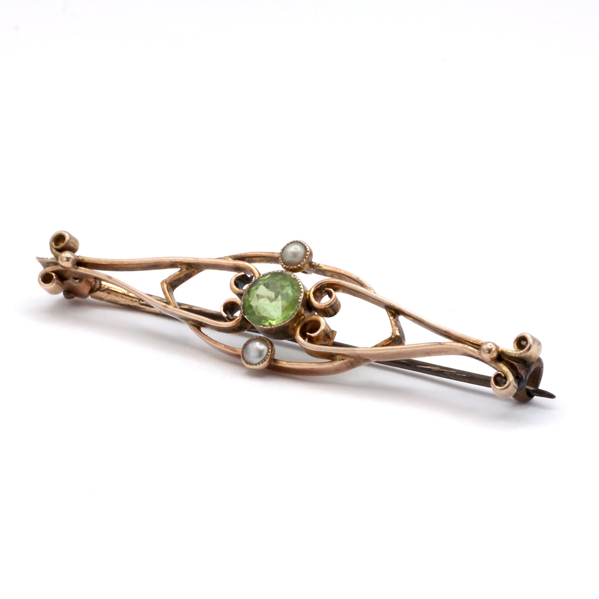 A 9ct gold peridot and seed pearl brooch