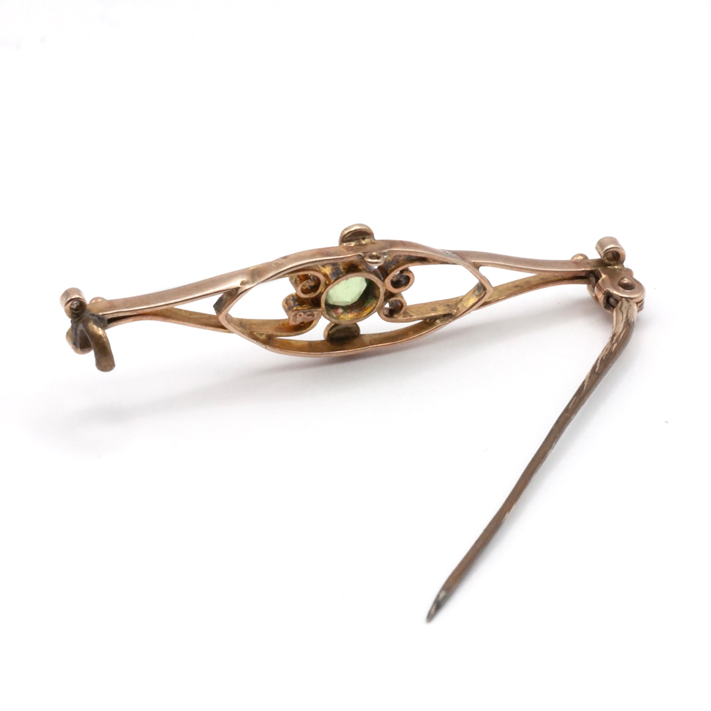 A 9ct gold peridot and seed pearl brooch