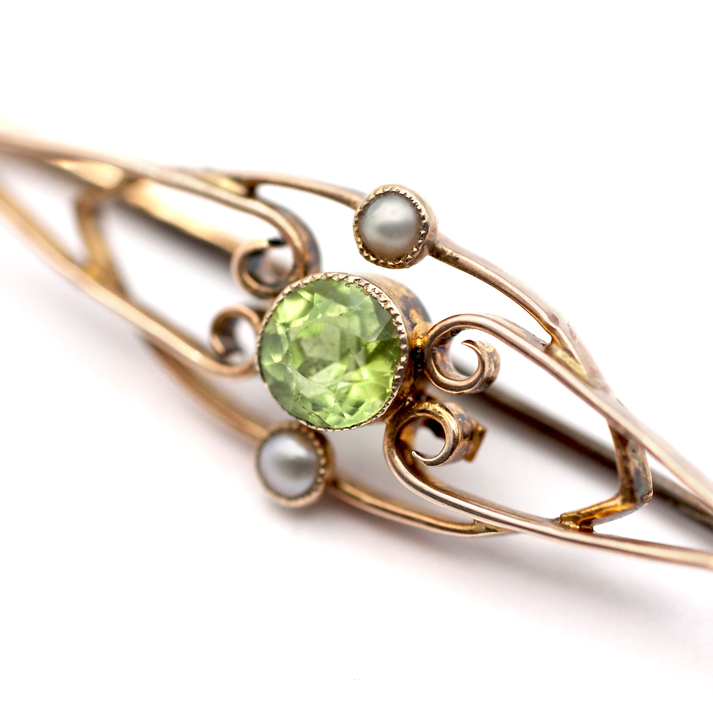 A 9ct gold peridot and seed pearl brooch
